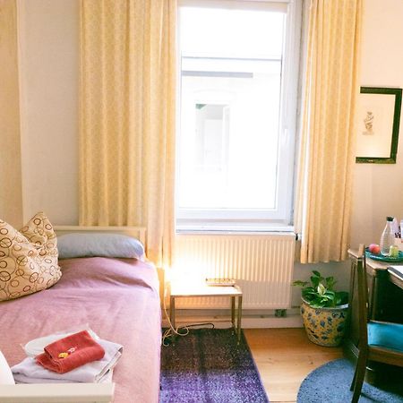 Zimmer In Kuenstlerwohnung Штутгарт Экстерьер фото