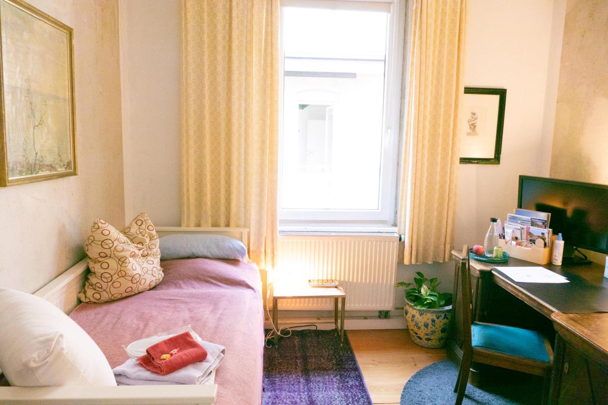 Zimmer In Kuenstlerwohnung Штутгарт Экстерьер фото